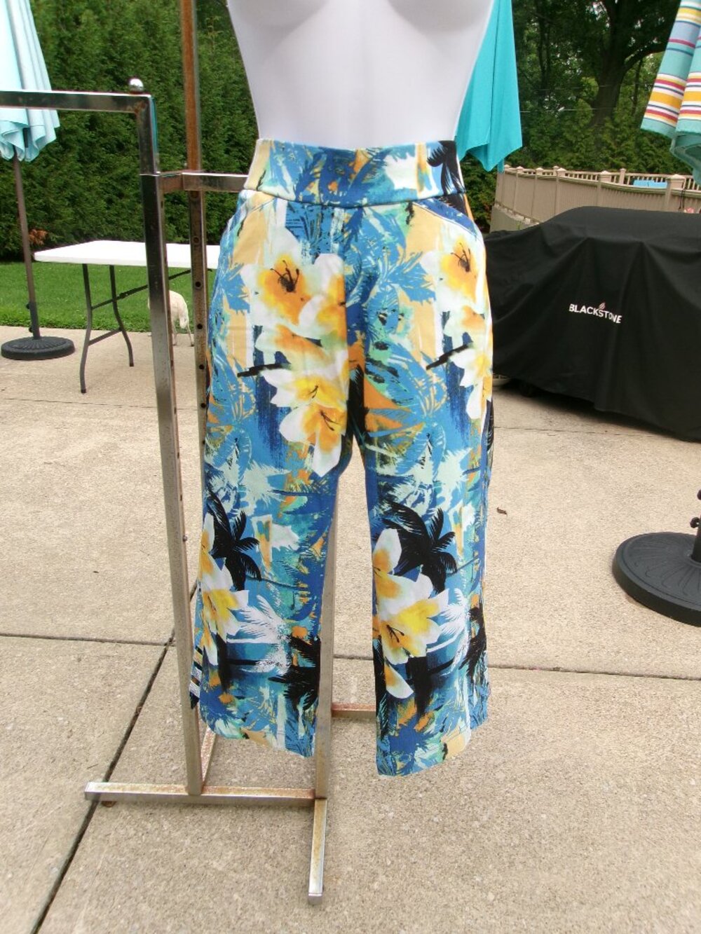 NWT ONQUE CASUAL TROPICAL FLORAL CAPRIS L